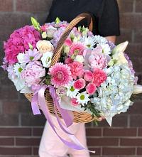 Композиция солнечный день в Новой Ляде Цветочная композиция из Розы, Хризантемы, Пионы и Лизиантусы в корзине в Новой Ляде