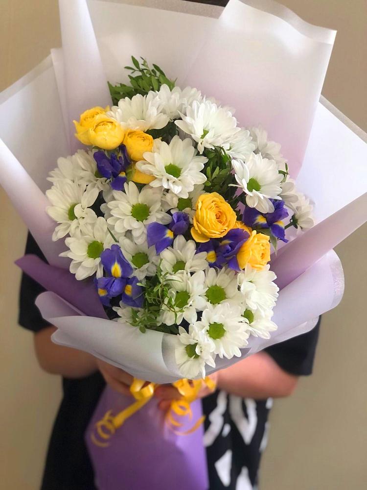 Букет цветов из: Ирисы, Хризантемы и Розы в Новой Ляде