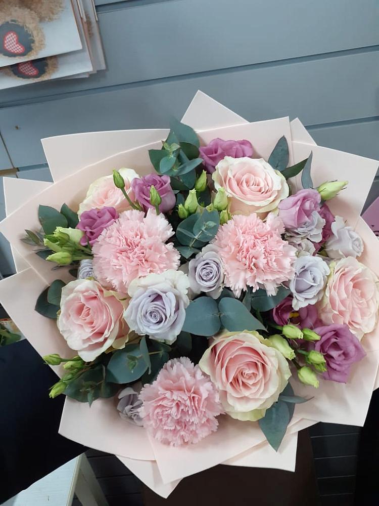 Букет цветов из: Розы, Гвоздики и Лизиантусы в Новой Ляде